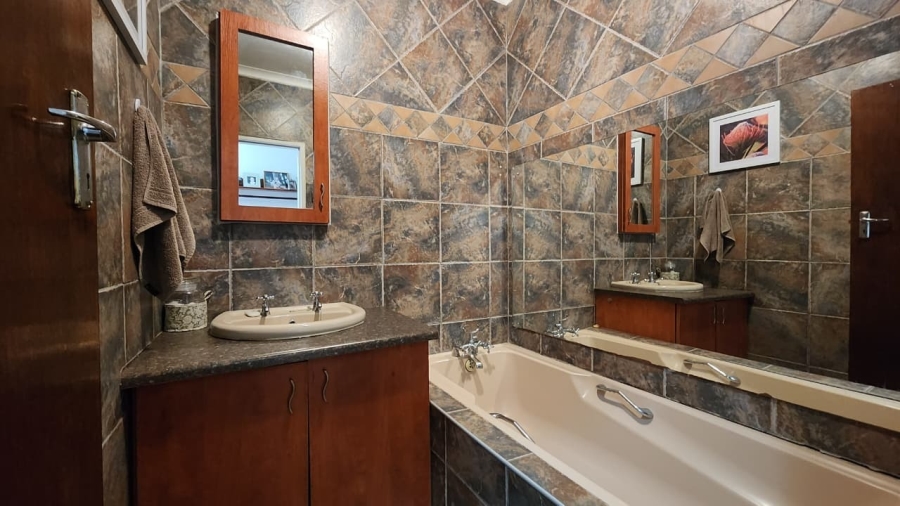 5 Bedroom Property for Sale in Vredenburg Western Cape